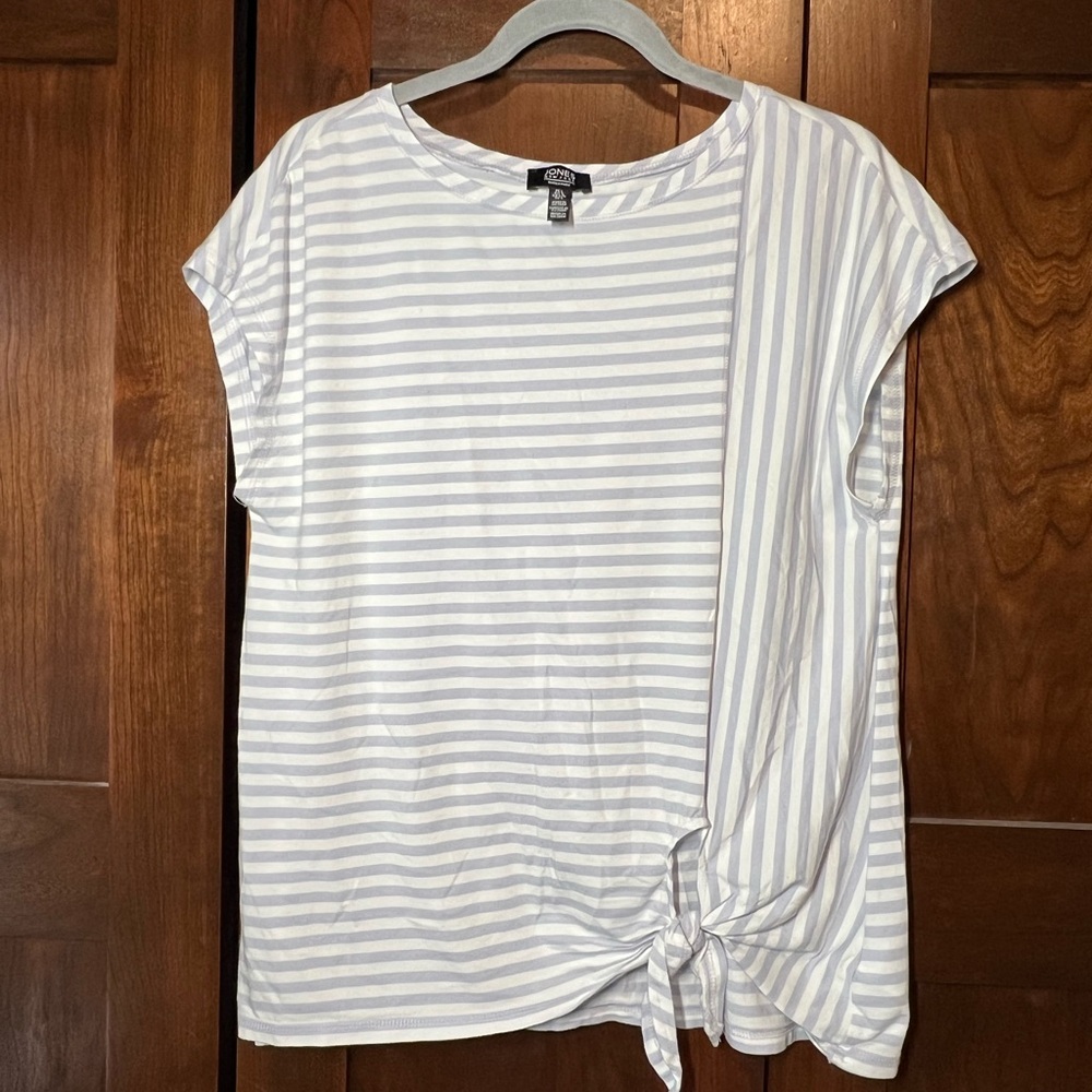 ☀️Jones New York Blue and White Striped Short Sleeve Top Womens Size Large☀️